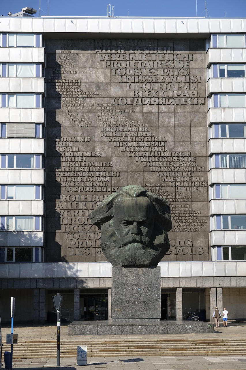 entdecken sie die vielfältigen aspekte der propaganda: von historischen beispielen bis zu modernen techniken. erfahren sie, wie propaganda unsere meinungen formt und gesellschaftliche veränderungen beeinflusst.